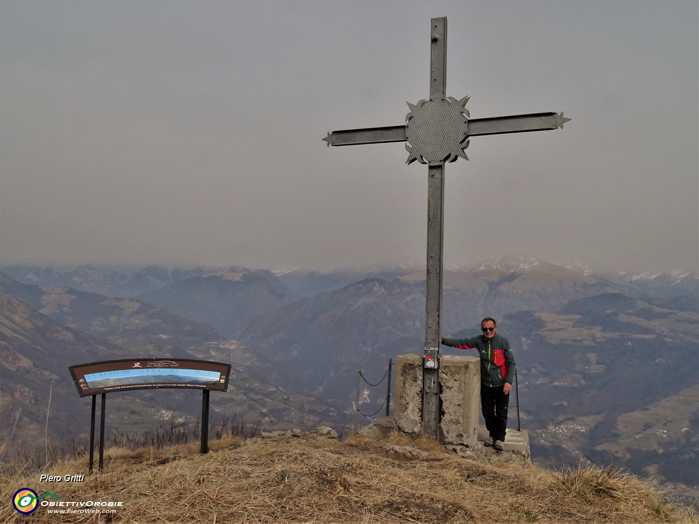 59 Alla croce del Pizzo Grande del Sornadello (1574 m) con sabbia del Sahara in cielo  .JPG